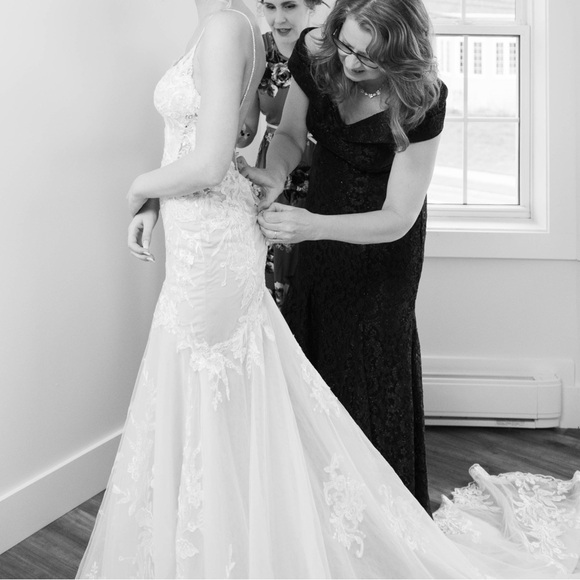 Elegant White Wedding Dress - Picture 6 of 8